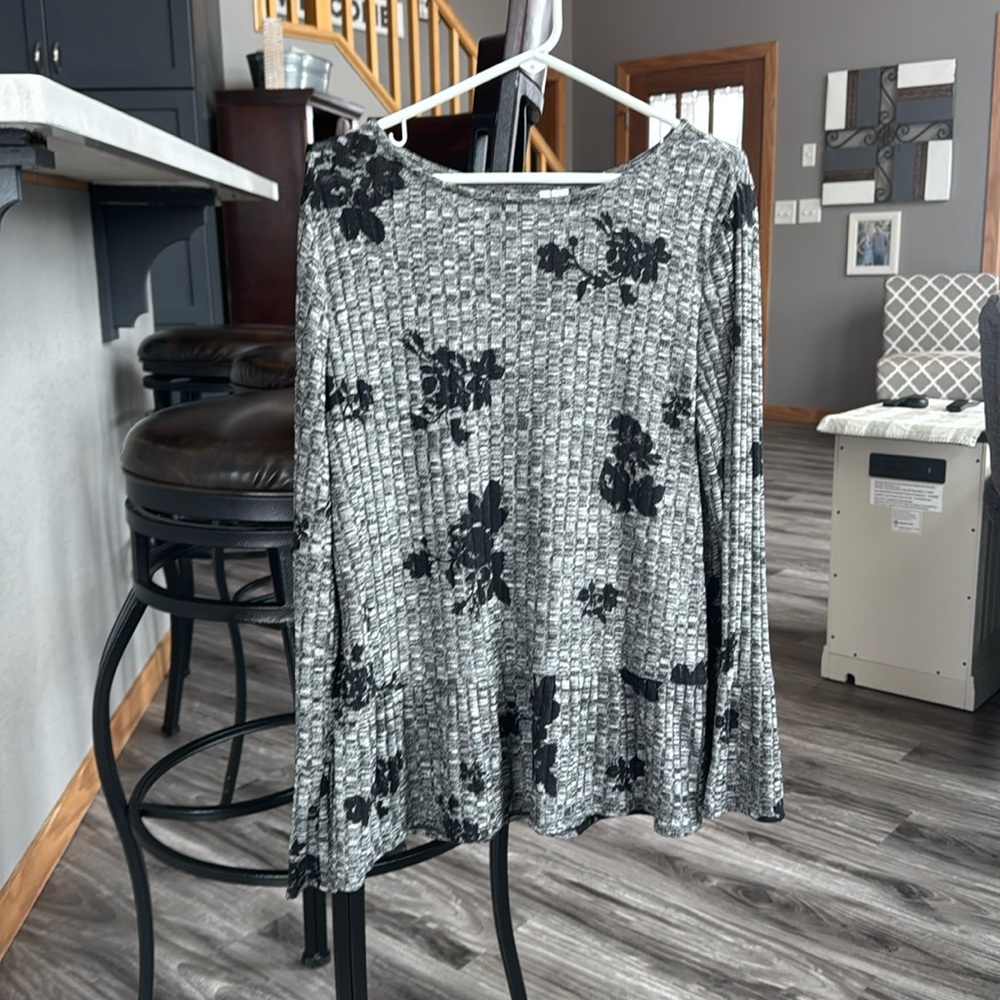 Elle gray & black shirt